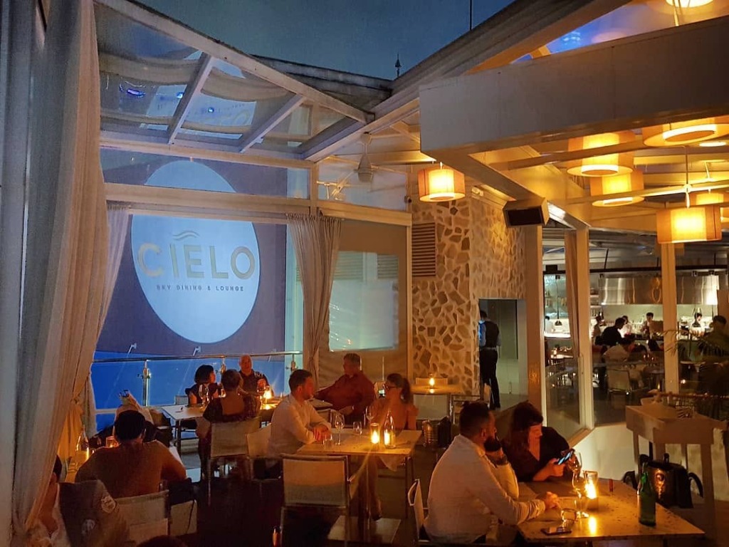 Dining Atmosphere under the stars